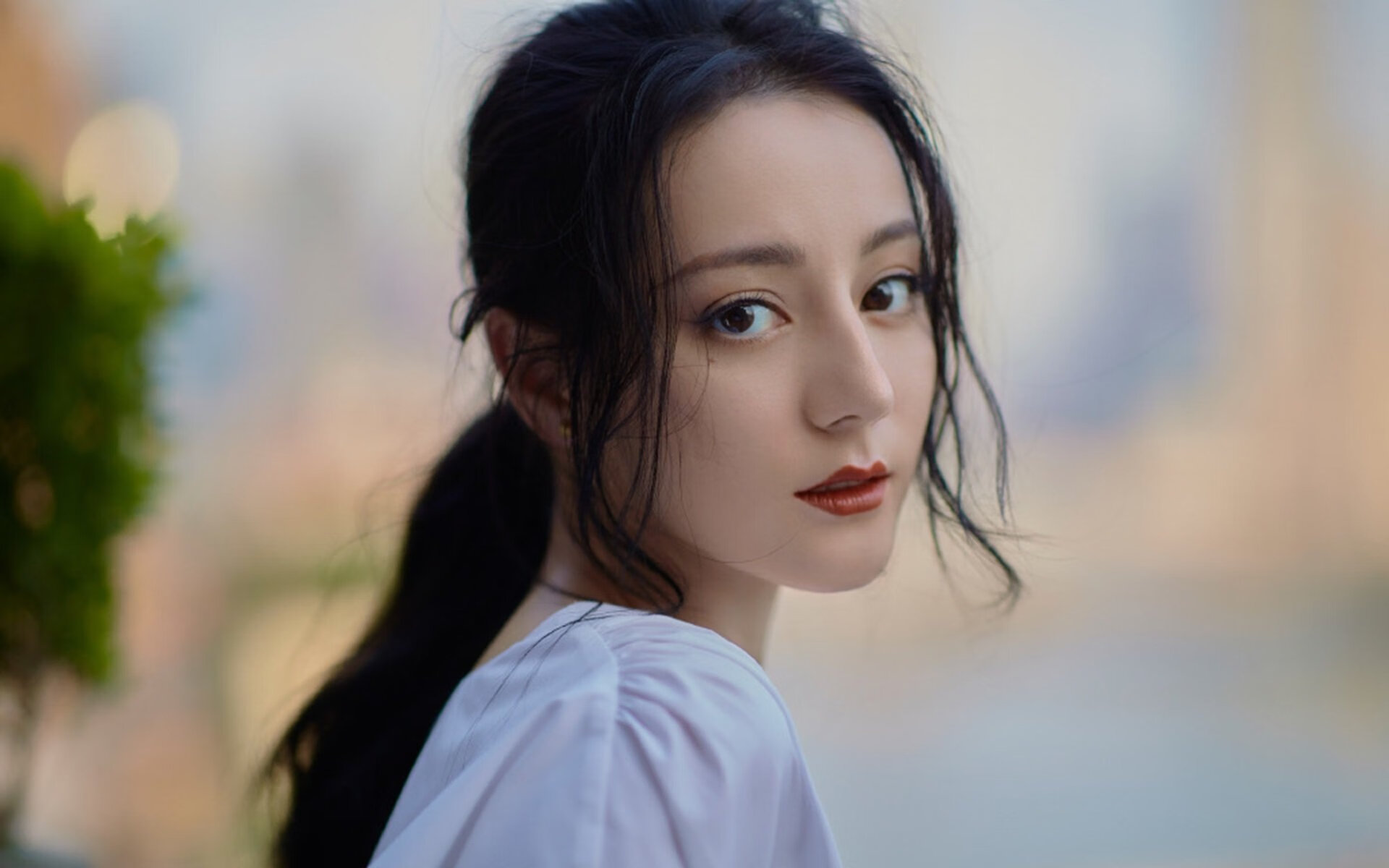 主力球员高强度对抗中保持技术动作稳定展现专业素养，防守球员主动对抗进攻球员