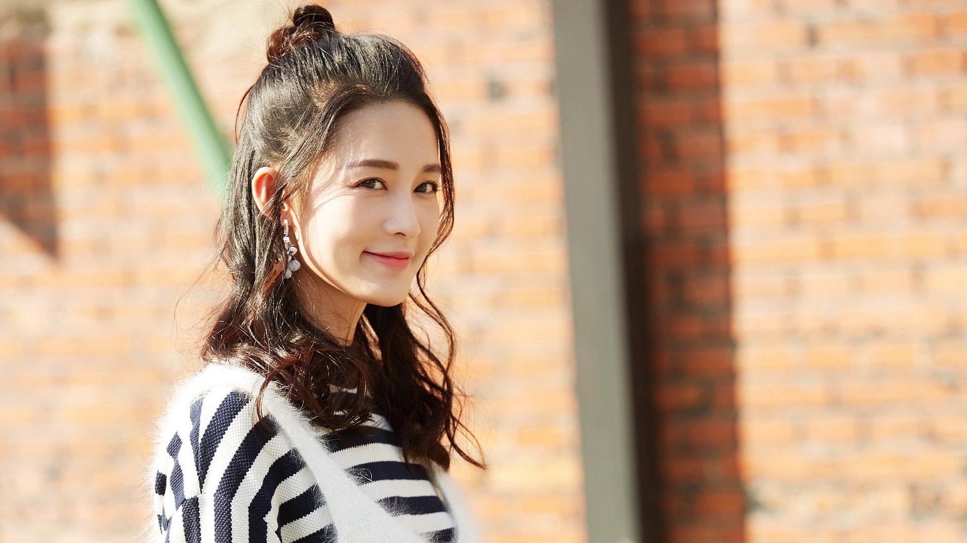 AYX体育官网-欧洲冠军联赛半决赛激战正酣，强队争夺决赛席位，欧洲冠军联赛视频