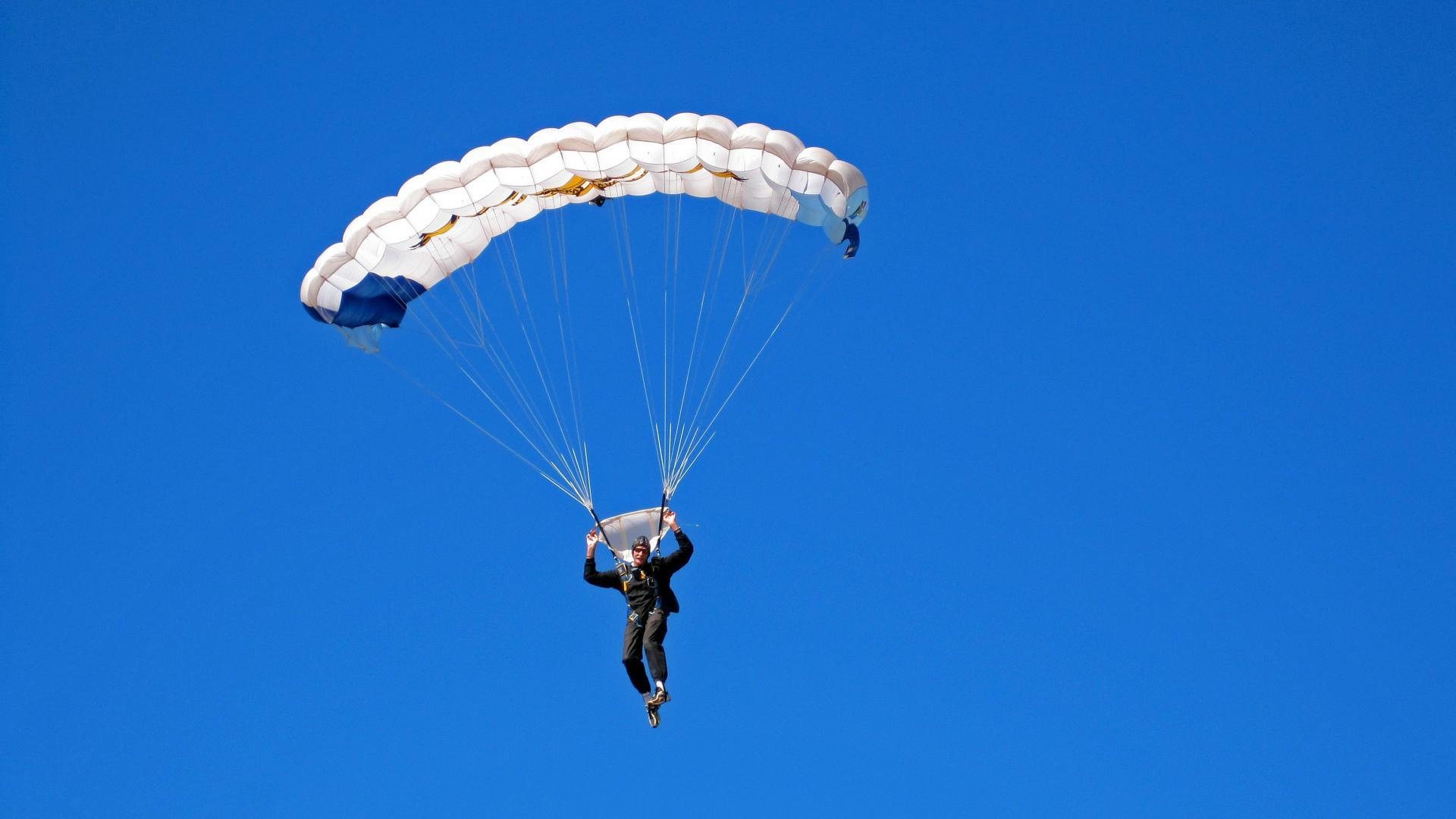 国王主教练亲临高中校园，进行公益训练营，国王队主教练沃顿好吗